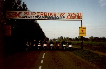 assen start.jpg (18661 bytes)